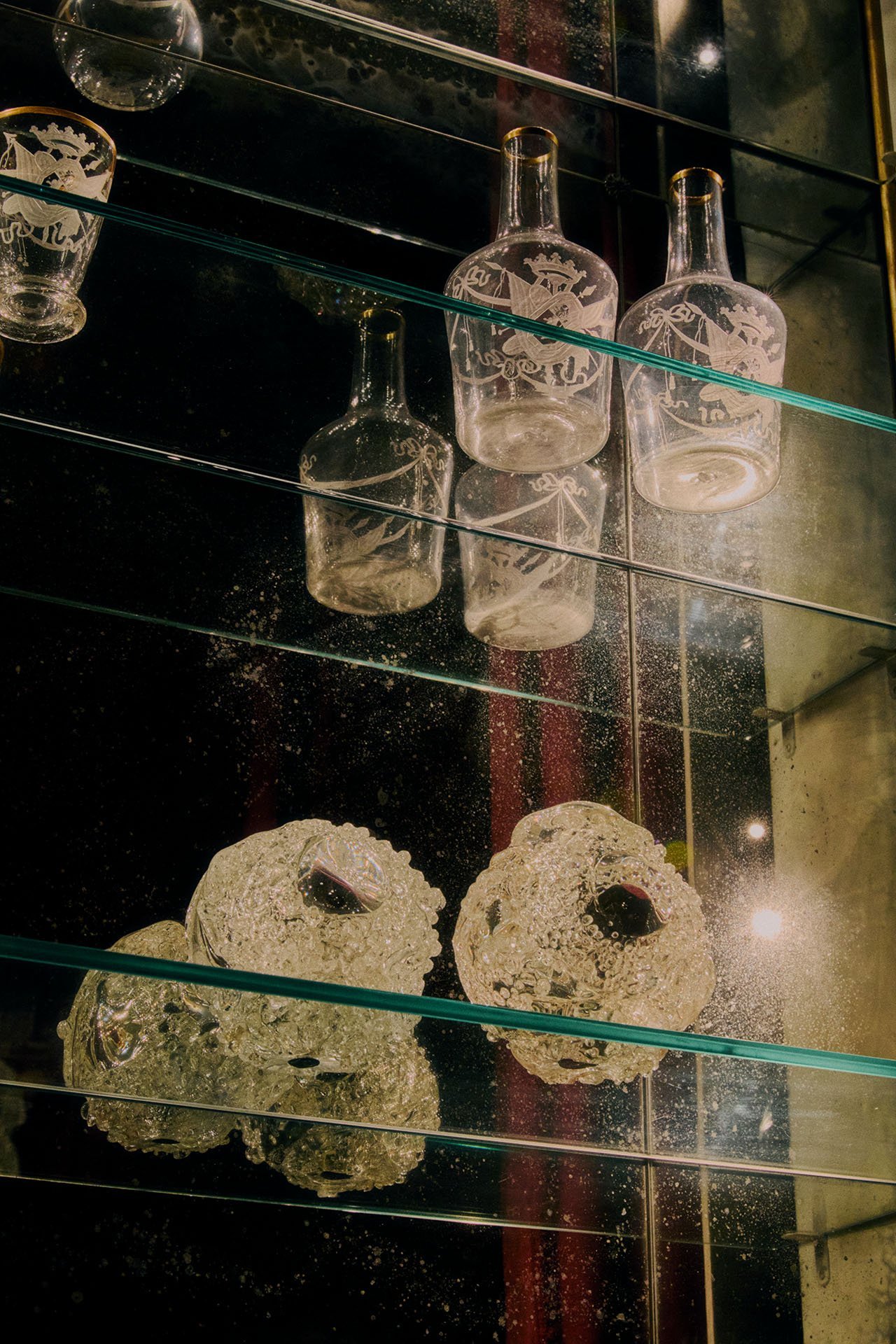 „Das Wissen, das in einem Stück Glas steckt, ist nicht geringer als jenes, das sich in einem Gemälde findet. Der Gedanke, der in einem Kleidungsstück zum Ausdruck kommt, ist nicht weniger wert als der Gedanke, der in einer Skulptur steckt. Eine konstruierte Hierarchie sagt hier, wie in den meisten Fällen, mehr über die Wertvorstellungen der Menschen aus, die sie eingeführt haben, als über die Werke selbst.“ Dries Van Noten.