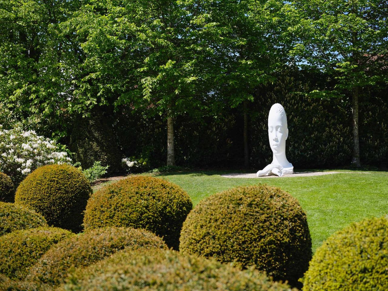 Jaume Plensa. “Yolandita“. 2024. Bronze, lacquered in white. 195 x 133 x 166 cm.