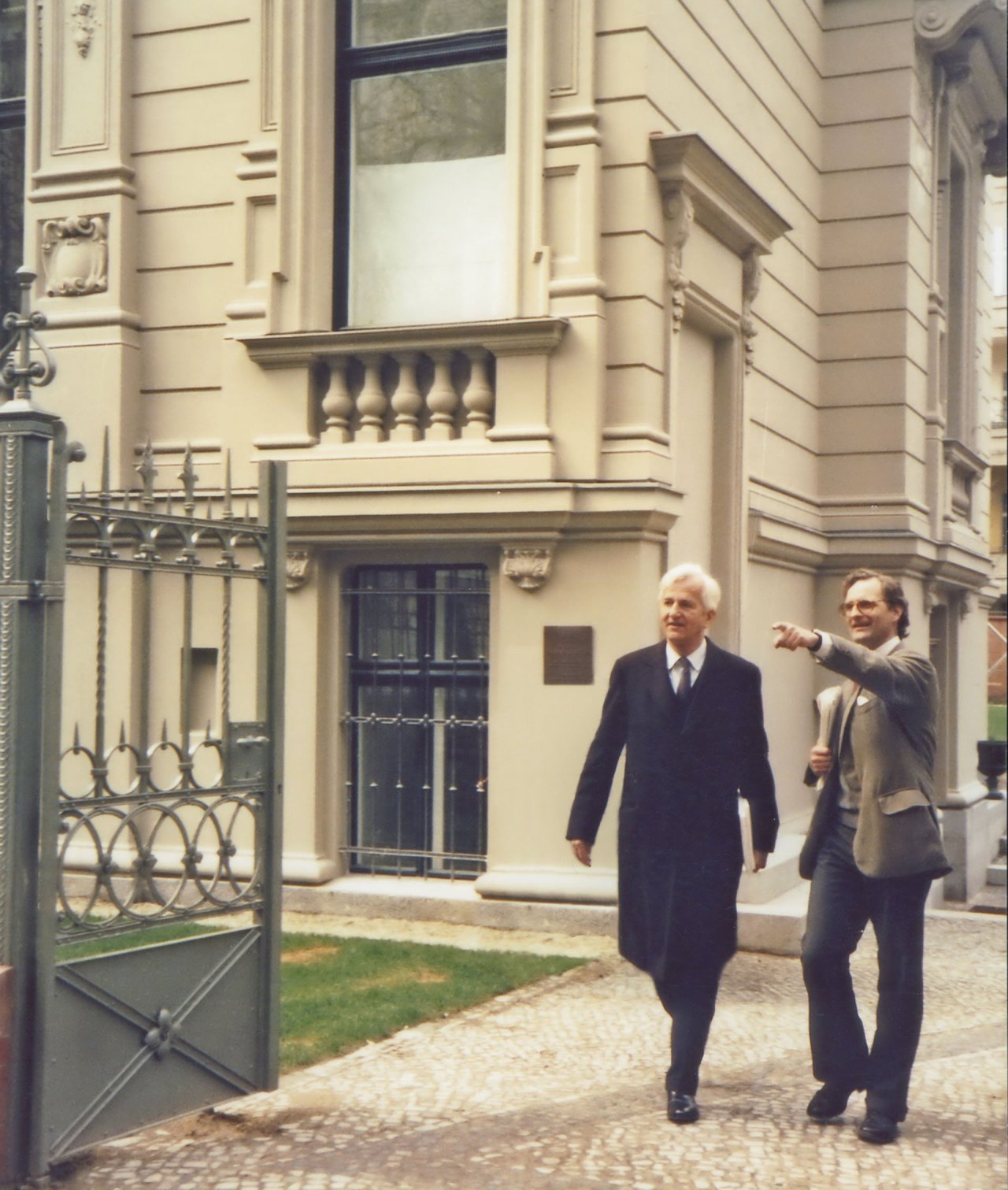 Der erste Gast: Bernd Schultz begrüßt den Bundespräsidenten Richard von Weizsäcker am 26. April 1986 zur Besichtigung anlässlich der Eröffnung der Häuser Fasanenstraße 24 und 52.