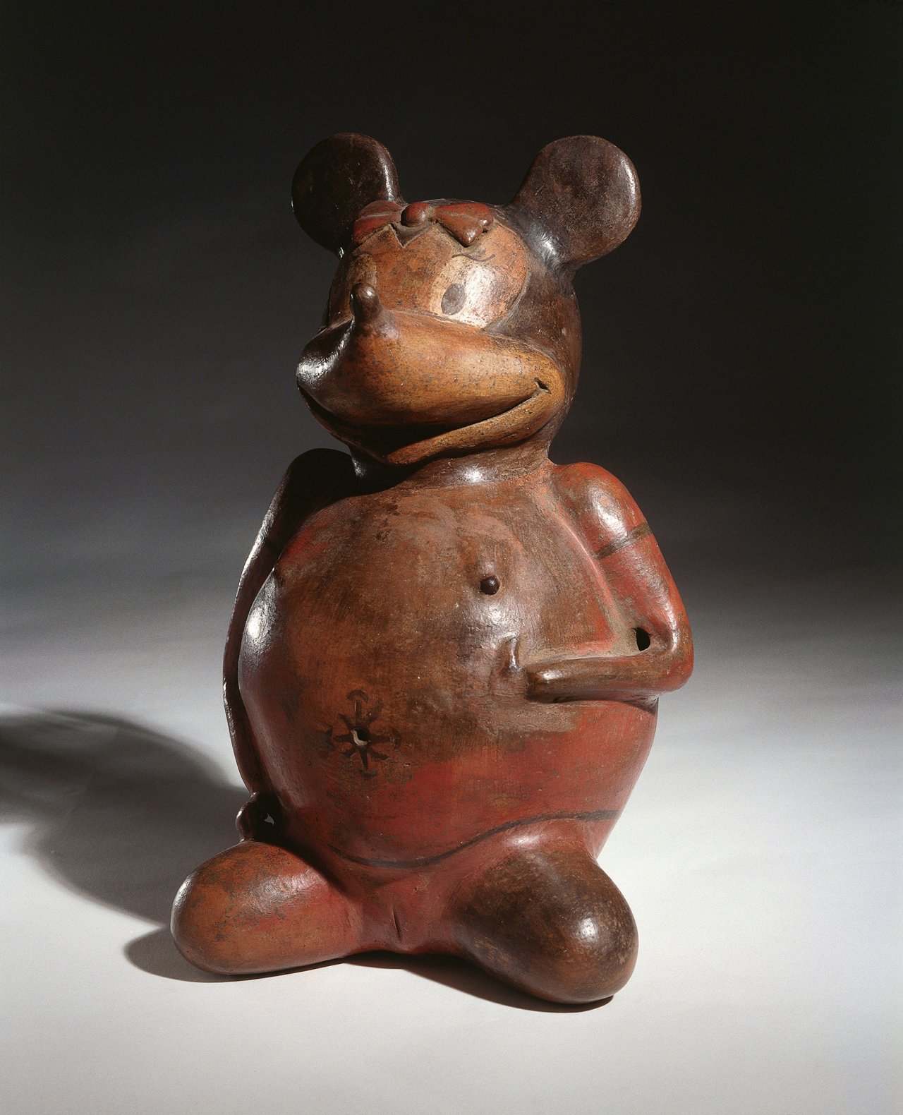 Nadín Ospina. Barriguda. 2001. Polychrome ceramic. 38 x 26 x 21 cm. Ausstellung “The Tower of Babel“, Grisebach, Zürich.