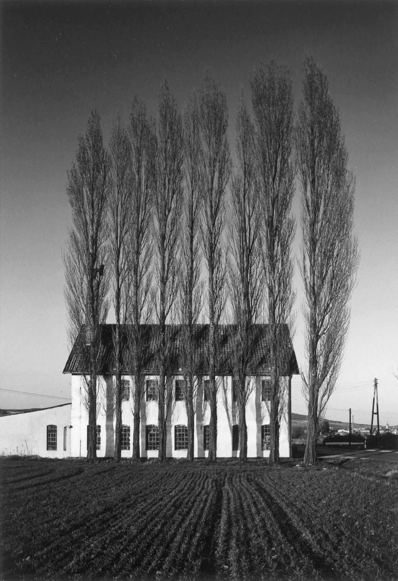 Auf diesem Bild ist das folgende Kunstwerk zu sehen: Heinrich Riebesehl. Ohne Titel, aus der Serie „Agrarlandschaften“. 1976.