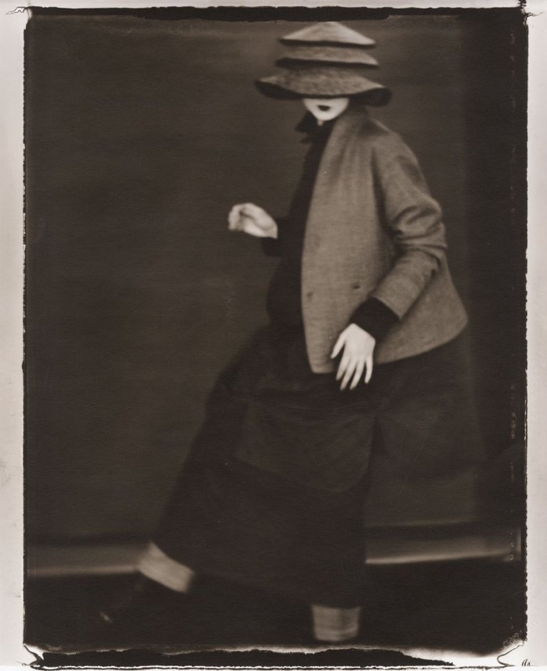 Auf diesem Bild ist das folgende Kunstwerk zu sehen: Sarah Moon (d.i. Hadengue, Marielle). „Issey Miyake“. 1996.