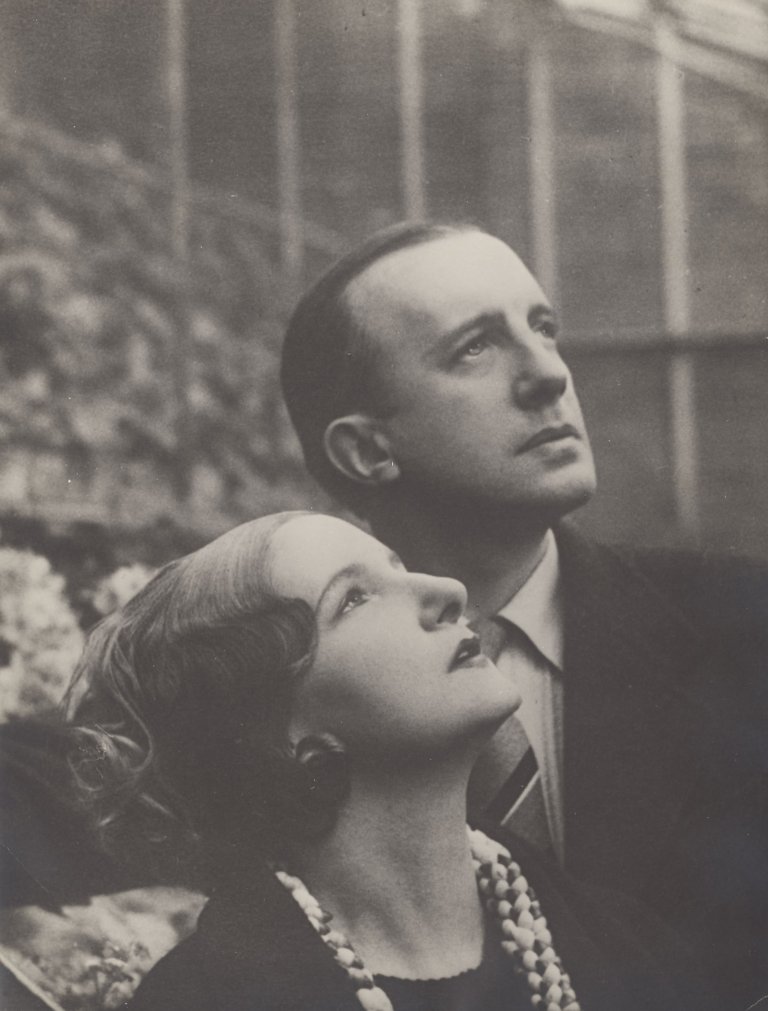 Auf diesem Bild ist das folgende Kunstwerk zu sehen:  Man Ray. Paul Éluard und Valentine Hugo. Um 1935.