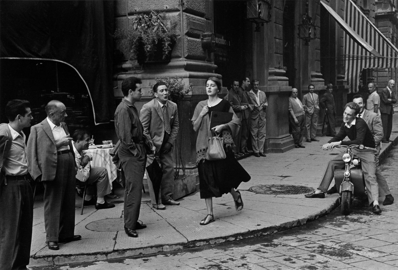 Auf diesem Bild ist das folgende Kunstwerk zu sehen: Ruth Orkin. „American Girl in Italy“. 1951.