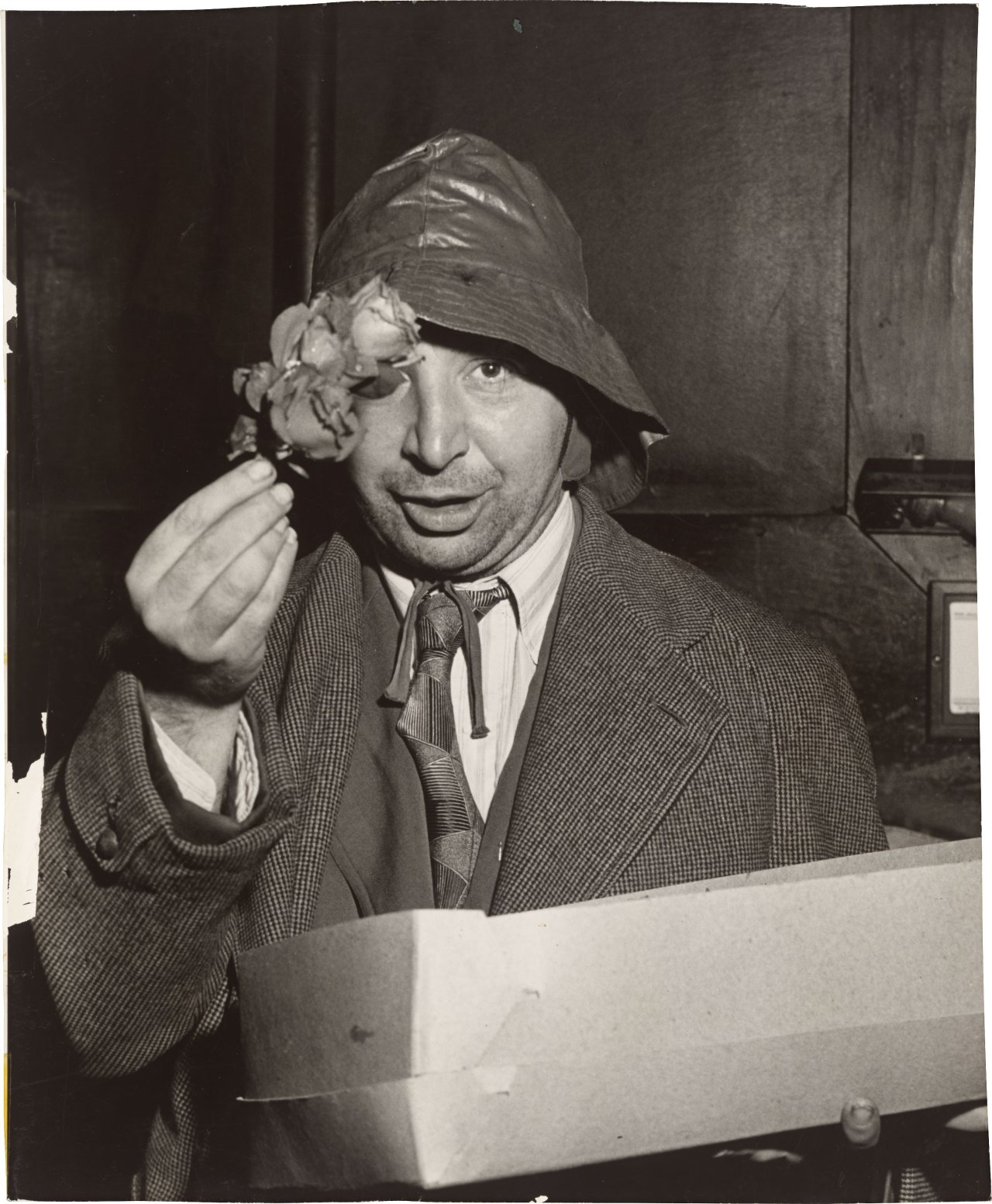 Auf diesem Bild ist das folgende Kunstwerk zu sehen:  Weegee (d.i. Fellig, Arthur H.). The Flower Peddler near the Old Metropolitan Opera House. 1941.