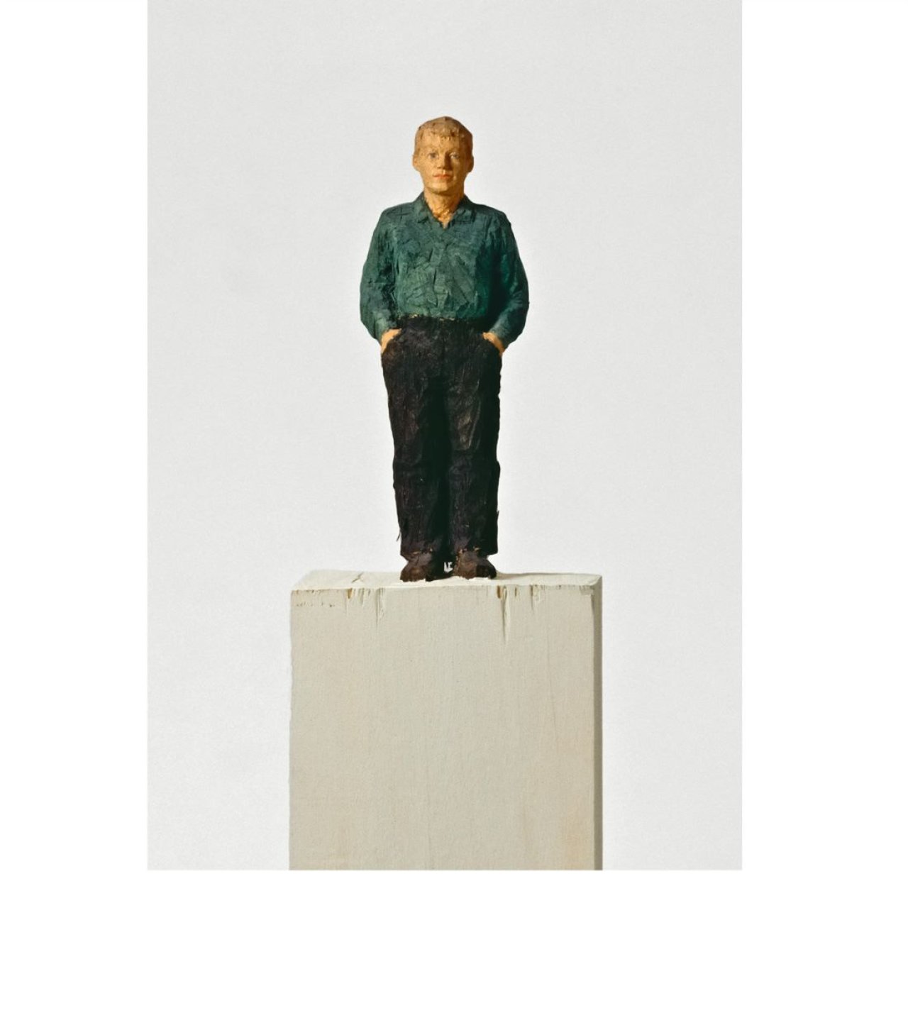 Auf diesem Bild ist das folgende Kunstwerk zu sehen: Stephan Balkenhol. Kleiner Mann mit grünem Hemd. 1994.