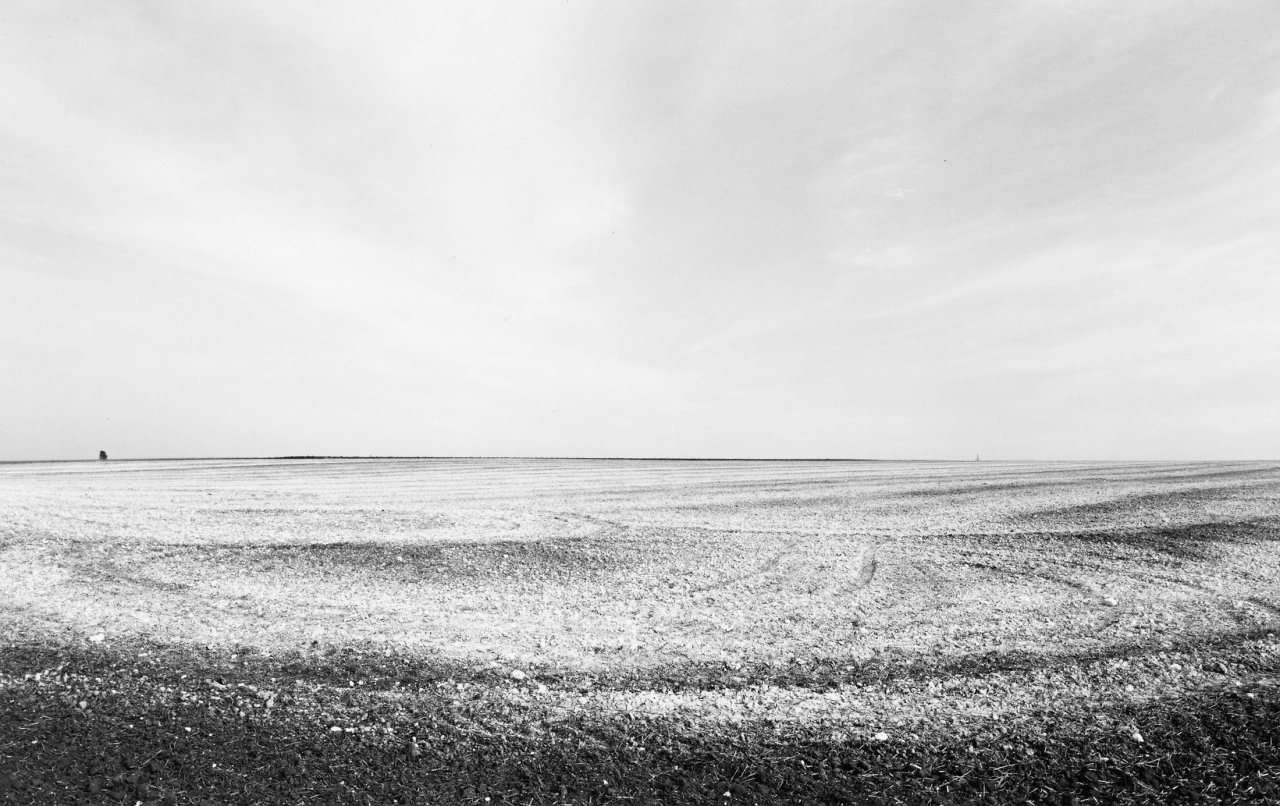 Auf diesem Bild ist das folgende Kunstwerk zu sehen: Heinrich Riebesehl. „Kalme (Wolfenbüttel), Juli 78“, aus der Serie „Agrarlandschaften“. 1978.