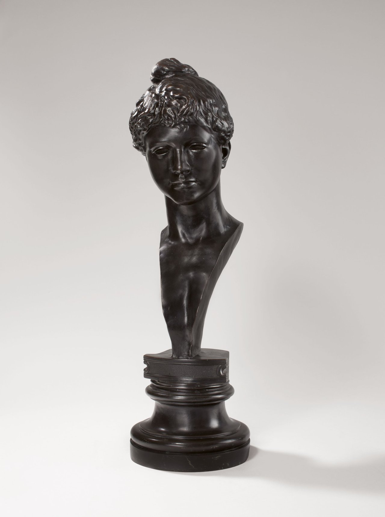 Auf diesem Bild ist das folgende Kunstwerk zu sehen: Max Klinger. Die neue Salome. Um 1903.