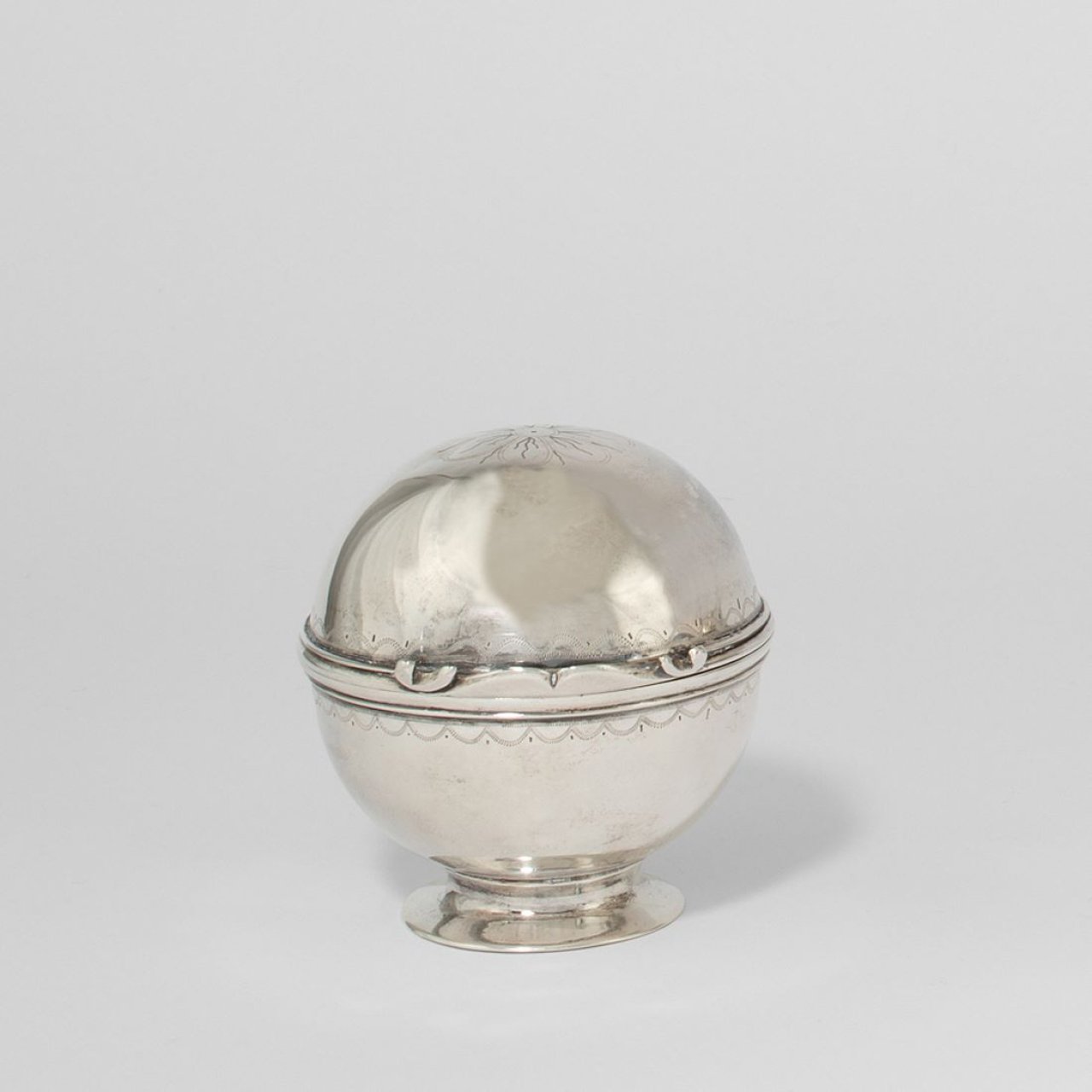 Auf diesem Bild ist das folgende Kunstwerk zu sehen:  Deutsch. Gewürzkapsel in kugelform. Um 1760.