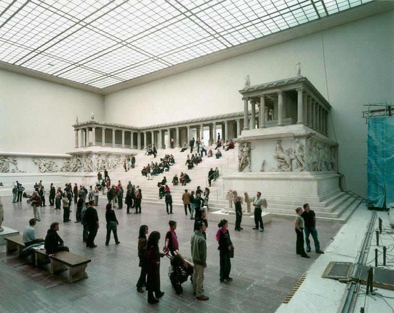 Auf diesem Bild ist das folgende Kunstwerk zu sehen: Thomas Struth. „Pergamon V“. 2001.
