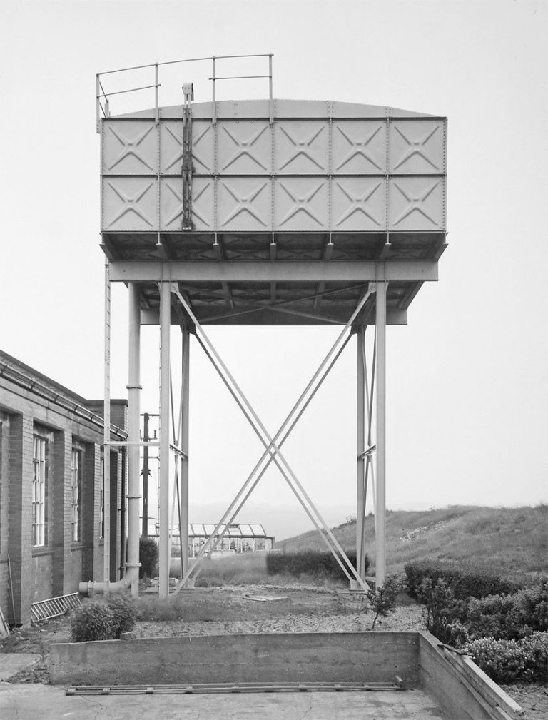 Auf diesem Bild ist das folgende Kunstwerk zu sehen: Bernd und Hilla Becher (Siegen 1931 - 2007 Rostock / Potsdam 1934 - 2015 Düsseldorf). Wasserturm, Kirkhamgate, Leeds, GB. 1968.