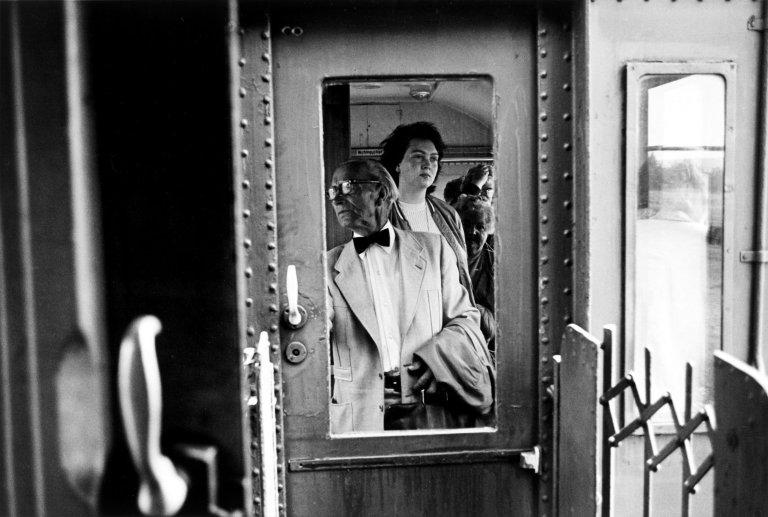 Auf diesem Bild ist das folgende Kunstwerk zu sehen: Helga Paris. „Hinter Dresden“. 1974.