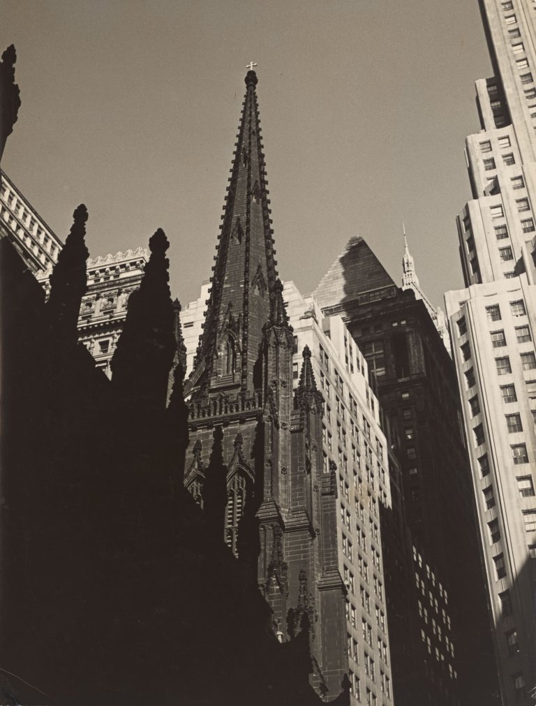 Auf diesem Bild ist das folgende Kunstwerk zu sehen: Clemens Kalischer. „Broadway, Church and Office Towers“. Um 1949.