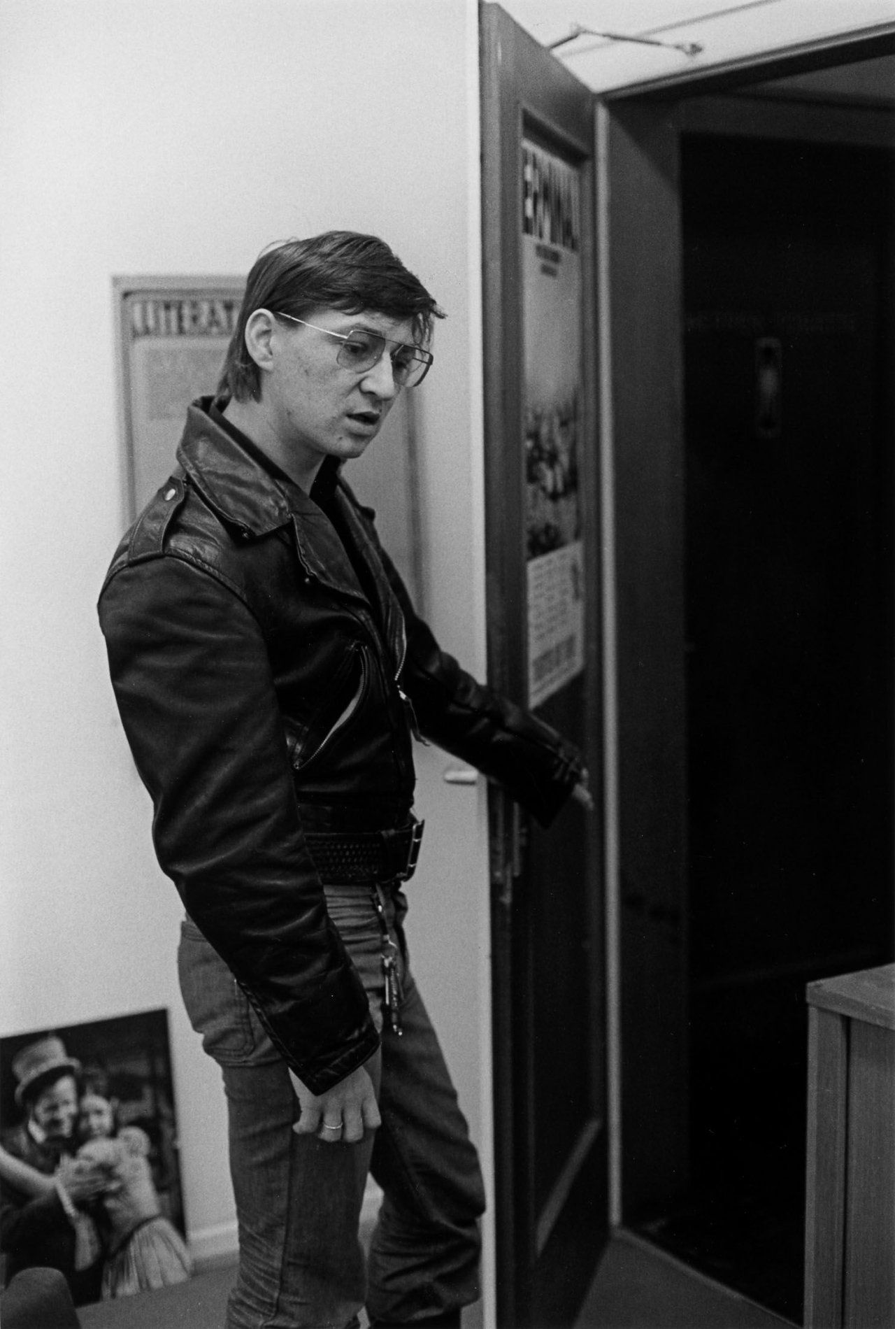 Auf diesem Bild ist das folgende Kunstwerk zu sehen: Barbara Klemm. „Rainer Werner Fassbinder, Frankfurt“. 1974.