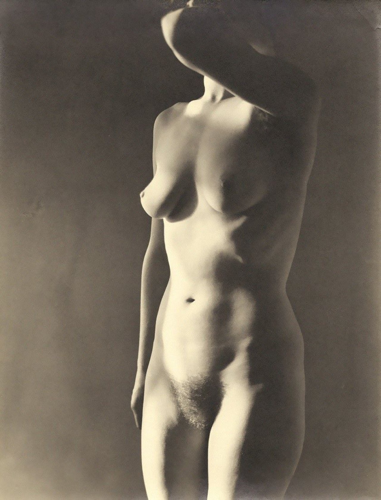 Auf diesem Bild ist das folgende Kunstwerk zu sehen: Sasha Stone (d.i. Aleksander Serge Steinsapir). Akt, aus der Serie „Femmes“. 1933.