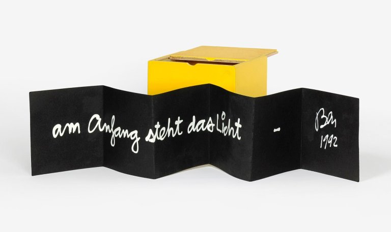 Auf diesem Bild ist das folgende Kunstwerk zu sehen: Ben Vautier. „Am Anfang steht das Licht“. 1992.