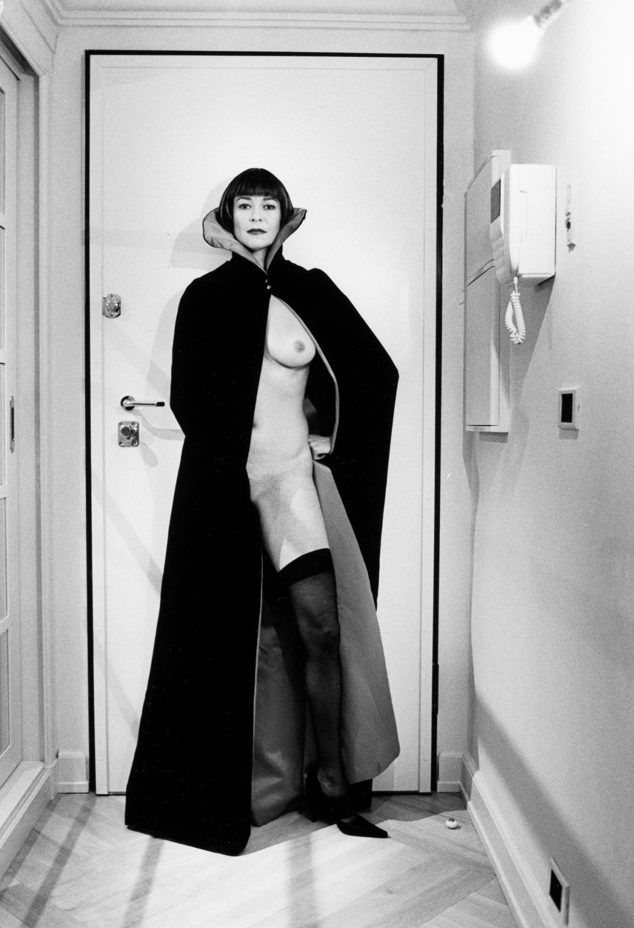 Auf diesem Bild ist das folgende Kunstwerk zu sehen: Helmut Newton. „‚Portrait of Olga‘, Monte-Carlo“. 2001.
