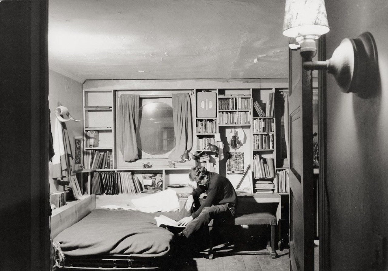 Auf diesem Bild ist das folgende Kunstwerk zu sehen: Dennis Stock. James Dean in seinem Apartment, New York, West 68th Street. 1955.