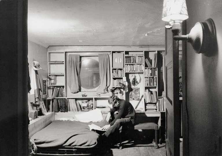 Auf diesem Bild ist das folgende Kunstwerk zu sehen: Dennis Stock. James Dean in seinem Apartment, New York, West 68th Street. 1955.