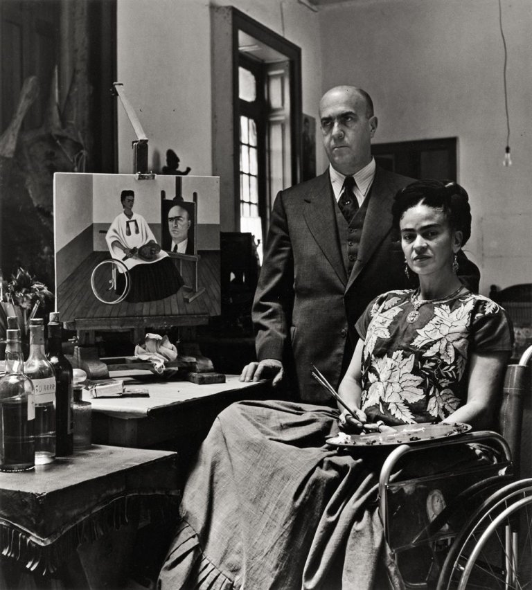 Auf diesem Bild ist das folgende Kunstwerk zu sehen: Gisèle Freund. Frida Kahlo und ihr Arzt Dr. Farill, Mexiko. 1951.