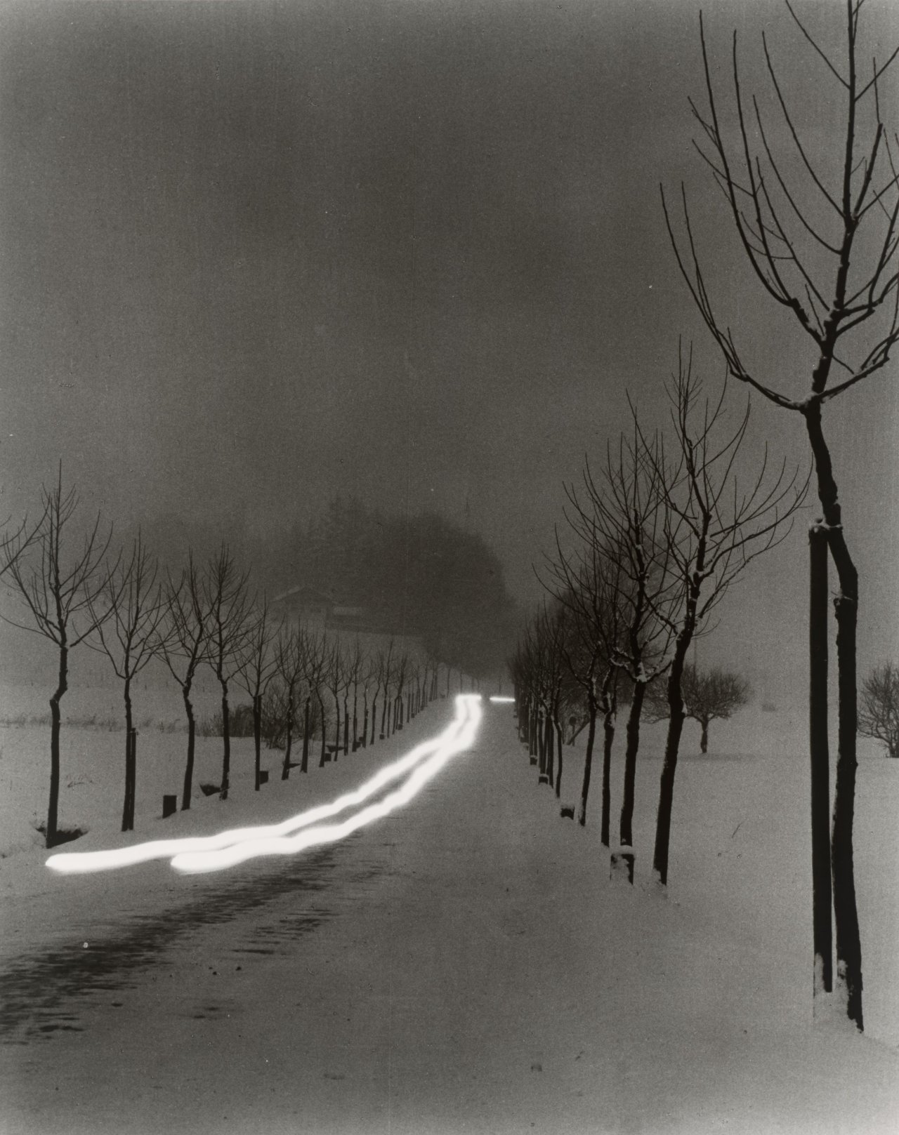 This picture shows the following artwork: Peter Keetman. ”Abendliche Straße Bernau -> Prien”. 1956.