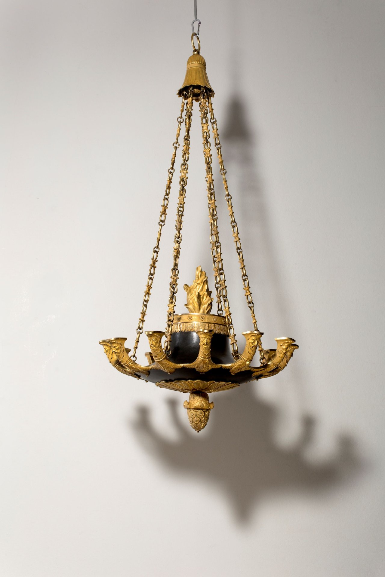 Auf diesem Bild ist das folgende Kunstwerk zu sehen: George Morant (Morant & Co, London). Kronleuchter zu zwölf Armen. Um 1800.