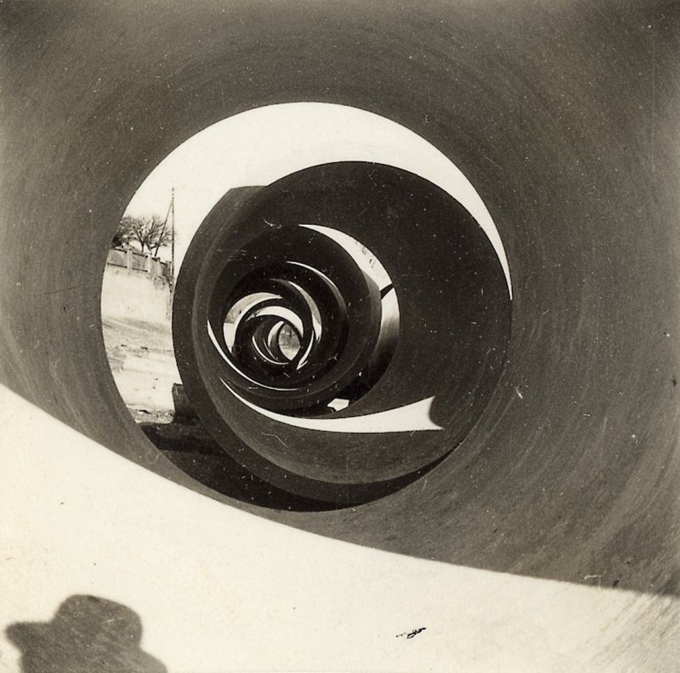Auf diesem Bild ist das folgende Kunstwerk zu sehen: Josef Ehm. Ohne Titel (Abwasserrohre). 1934.