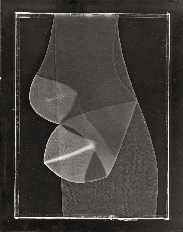 Auf diesem Bild ist das folgende Kunstwerk zu sehen:  Umbo (d.i. Otto Umbehr). Ohne Titel (Strümpfe). Um 1950.