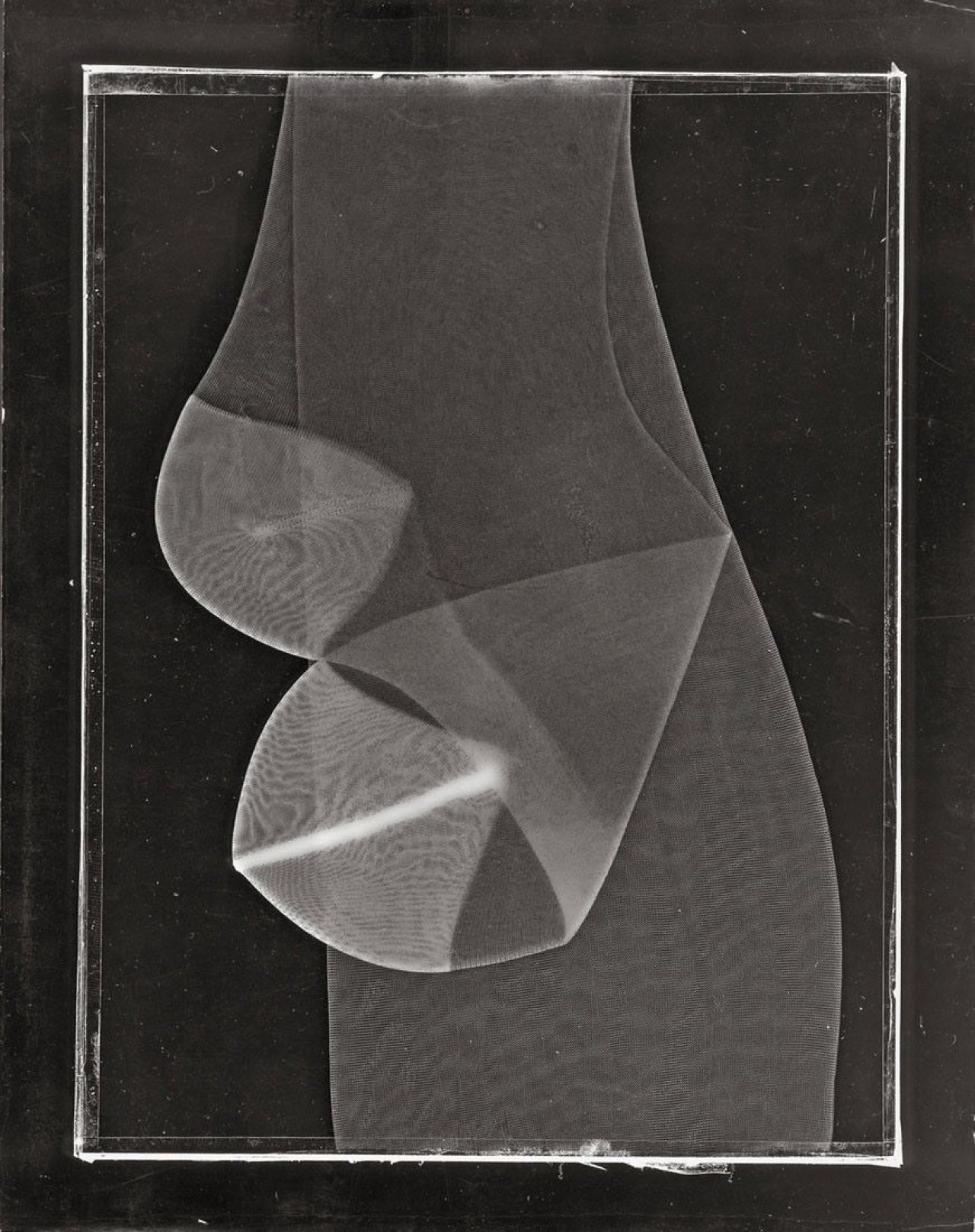 Auf diesem Bild ist das folgende Kunstwerk zu sehen:  Umbo (d.i. Otto Umbehr). Ohne Titel (Strümpfe). Um 1950.
