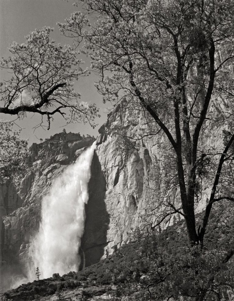 Auf diesem Bild ist das folgende Kunstwerk zu sehen: Ansel Adams. Yosemite Falls, Spring, Yosemite National Park, California. Um 1953.