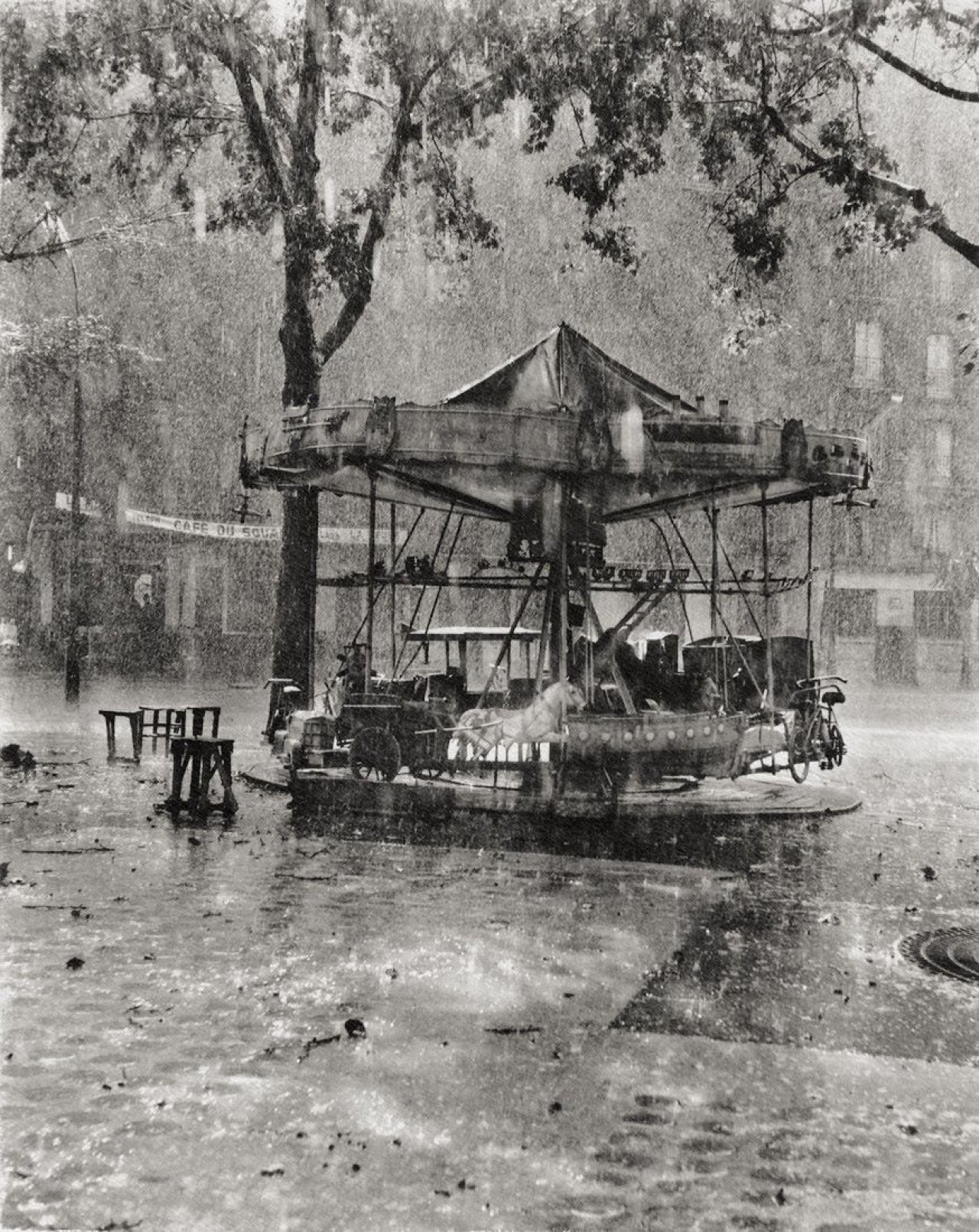 Catalog image of „Le manège de Monsieur Barré“, Place de la Mairie, Paris. 1955