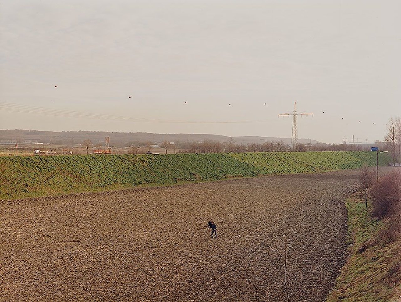 Auf diesem Bild ist das folgende Kunstwerk zu sehen: Andreas Gursky. „Fotograf“, Düsseldorf. 1988.