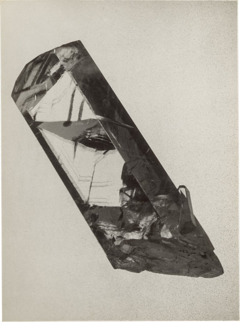 Auf diesem Bild ist das folgende Kunstwerk zu sehen: Albert Renger-Patzsch. Bergkristall. 1923.