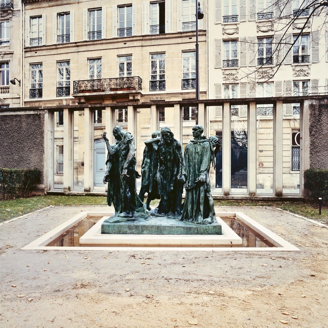 Auf diesem Bild ist das folgende Kunstwerk zu sehen: Candida Höfer. Musée Rodin Paris II. . 2000.