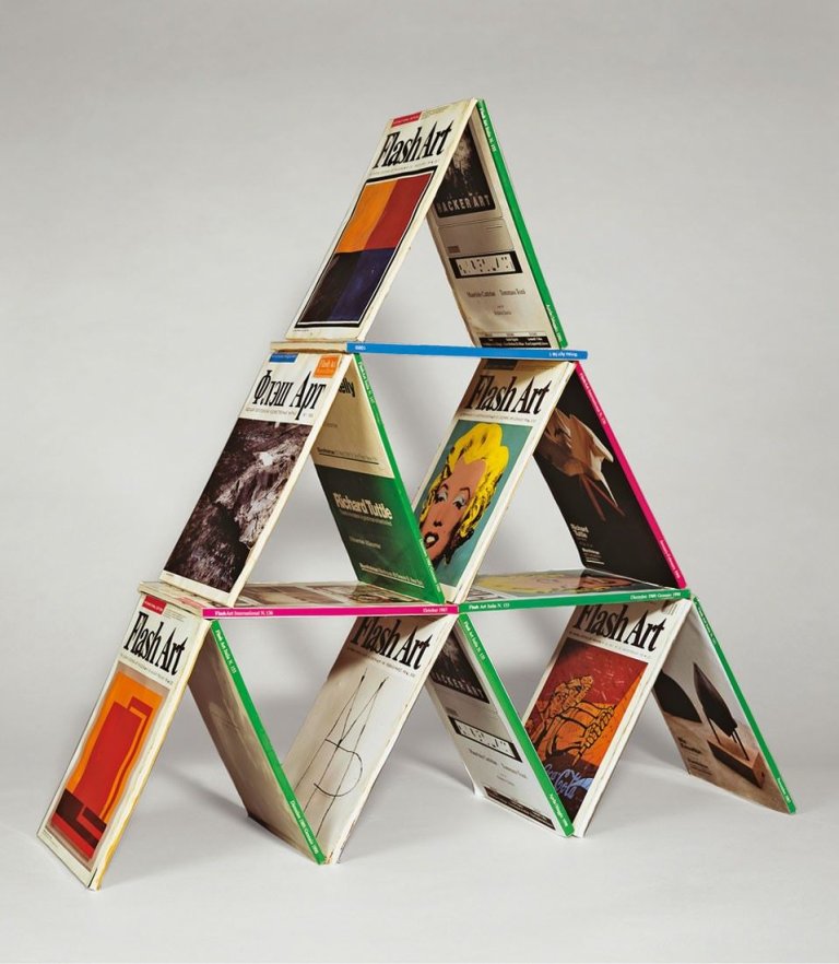 Auf diesem Bild ist das folgende Kunstwerk zu sehen: Maurizio Cattelan. Strategie. 1990.
