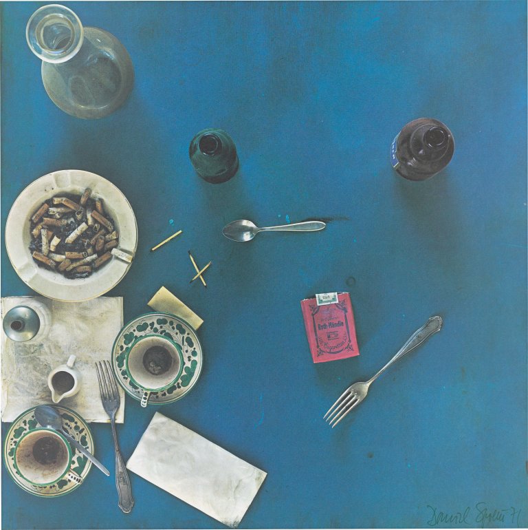 Auf diesem Bild ist das folgende Kunstwerk zu sehen: Daniel Spoerri. Tableau piege. 1971.