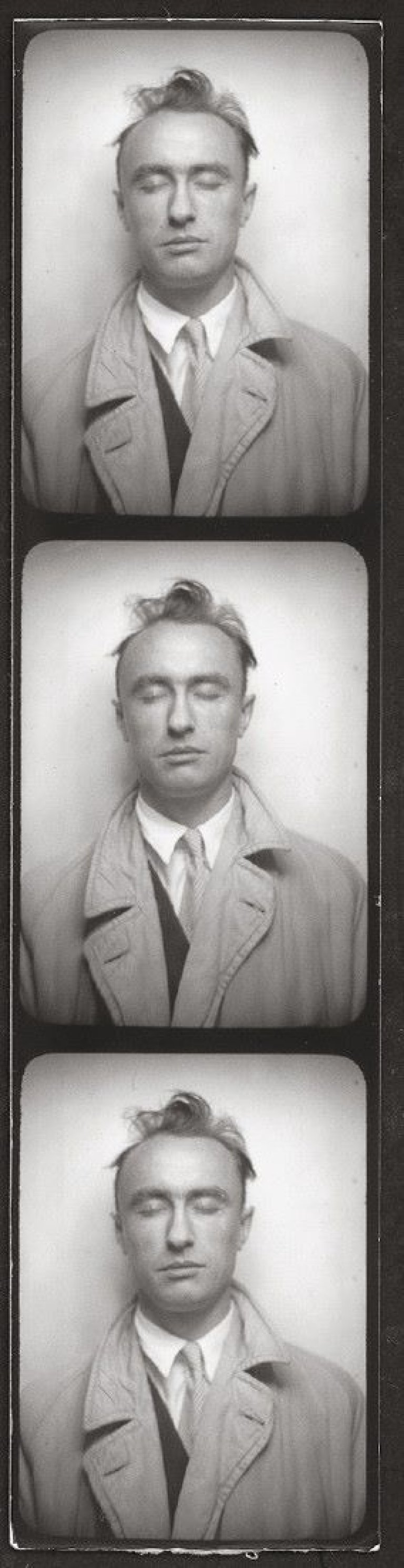 Auf diesem Bild ist das folgende Kunstwerk zu sehen:  Anonym. Photomaton - Yves Tanguy. Um 1929.