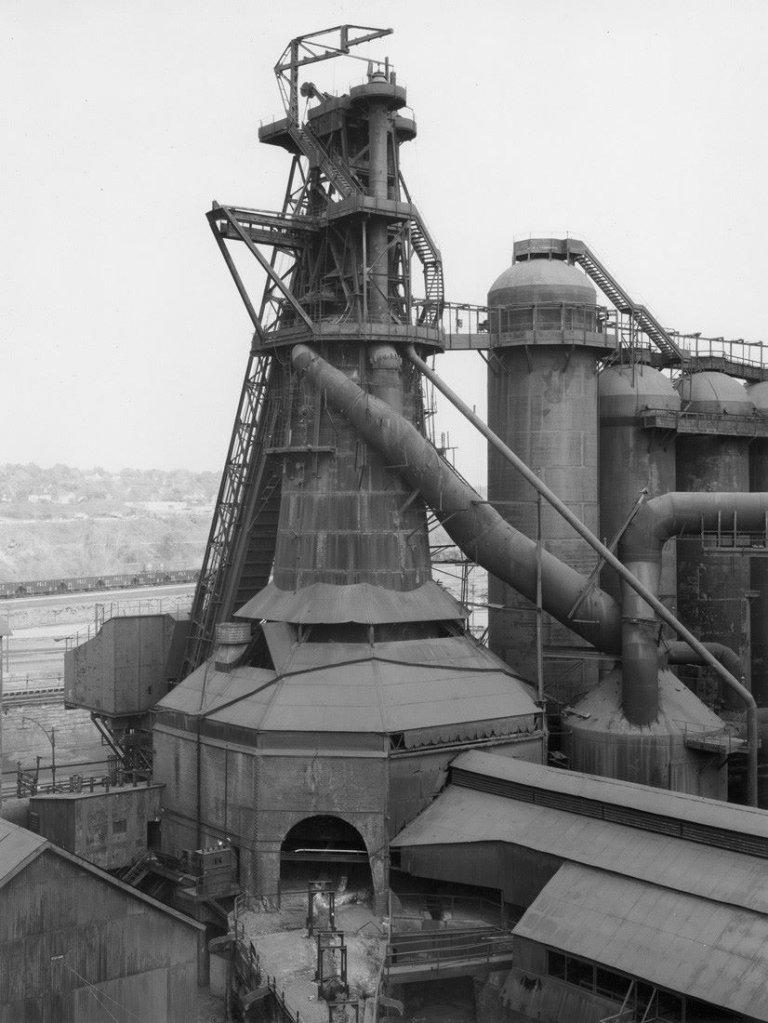 Auf diesem Bild ist das folgende Kunstwerk zu sehen: Bernd und Hilla Becher (Siegen 1931 - 2007 Rostock / Potsdam 1934 - 2015 Düsseldorf). „Hochofen Youngstown Ohio, USA“. 1981.