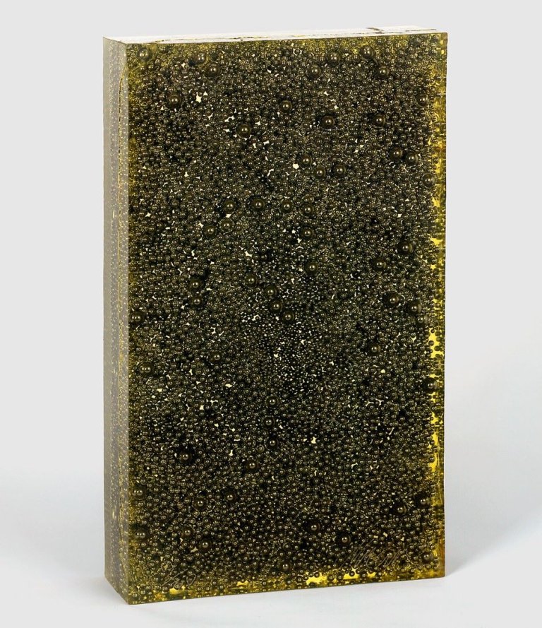 Auf diesem Bild ist das folgende Kunstwerk zu sehen:  Arman. Petit Aleph. 1978.