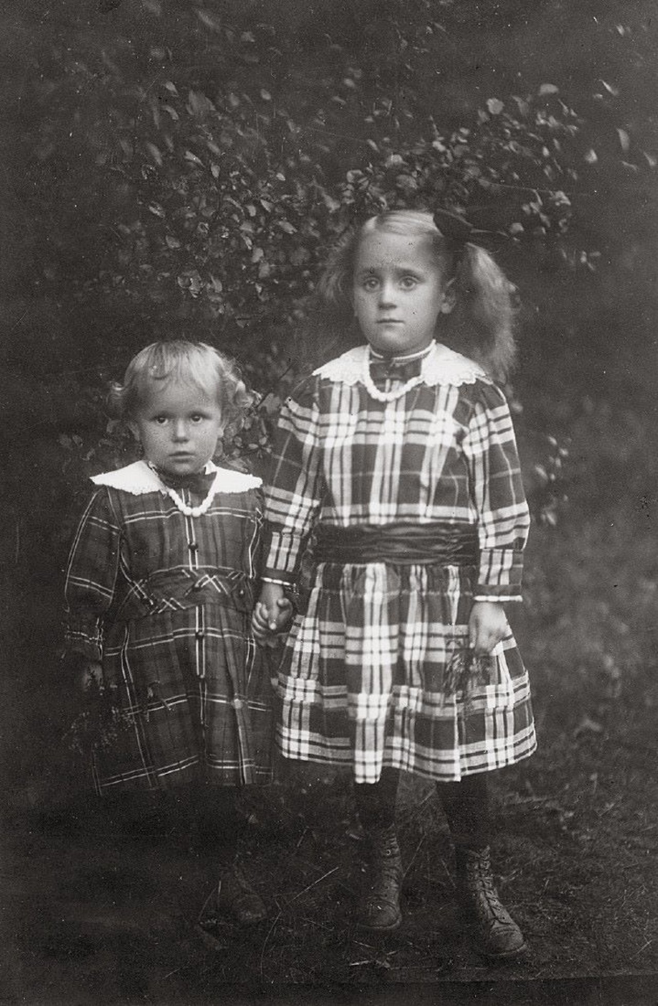 Auf diesem Bild ist das folgende Kunstwerk zu sehen: August Sander. Geschwister. Um 1905–1906.