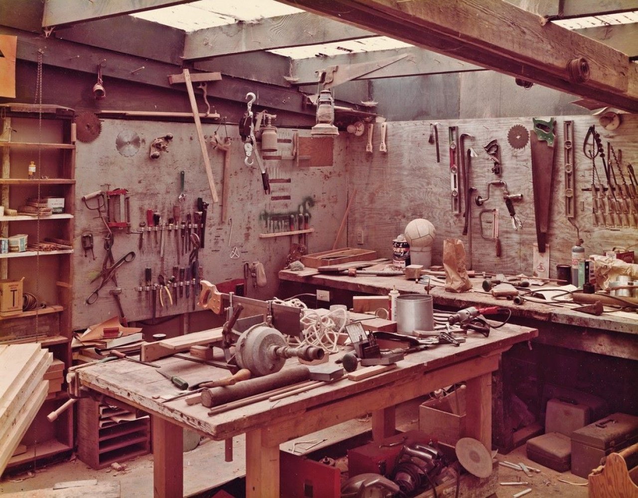 Auf diesem Bild ist das folgende Kunstwerk zu sehen: Stephen Shore. Ohne Titel (Carpenter’s Workshop). 1973–1978.