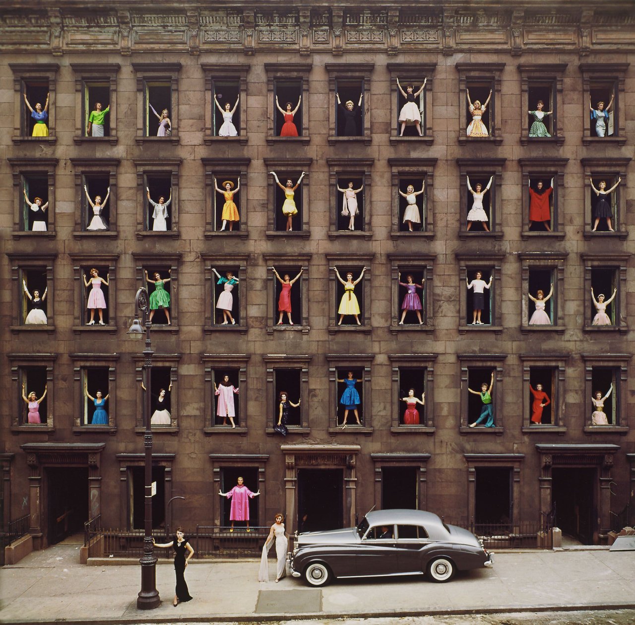 Auf diesem Bild ist das folgende Kunstwerk zu sehen: Ormond Gigli. Girls in the Windows. 1960.