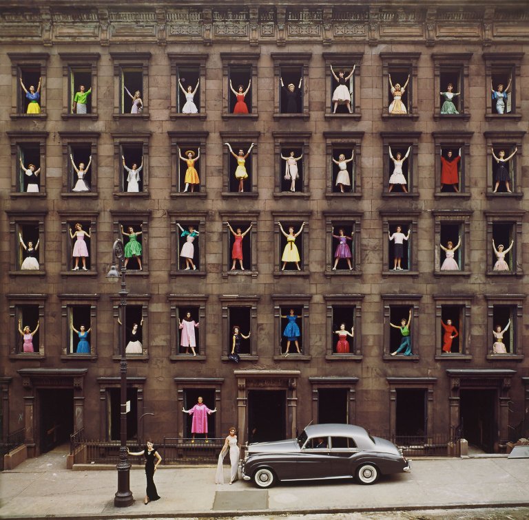 Auf diesem Bild ist das folgende Kunstwerk zu sehen: Ormond Gigli. Girls in the Windows. 1960.