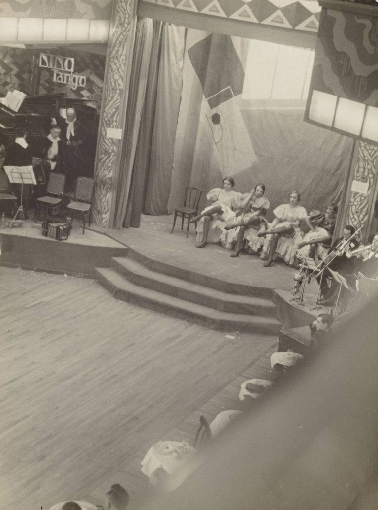 Auf diesem Bild ist das folgende Kunstwerk zu sehen: Germaine Krull. Ohne Titel (Variété-Theater, Paris). Um 1929.