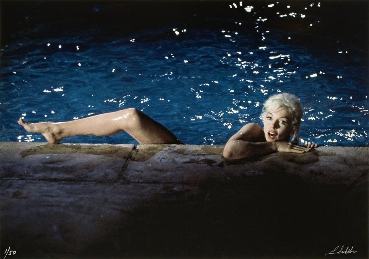 Auf diesem Bild ist das folgende Kunstwerk zu sehen: Lawrence Schiller. Marilyn climbing out of Pool. 1964.