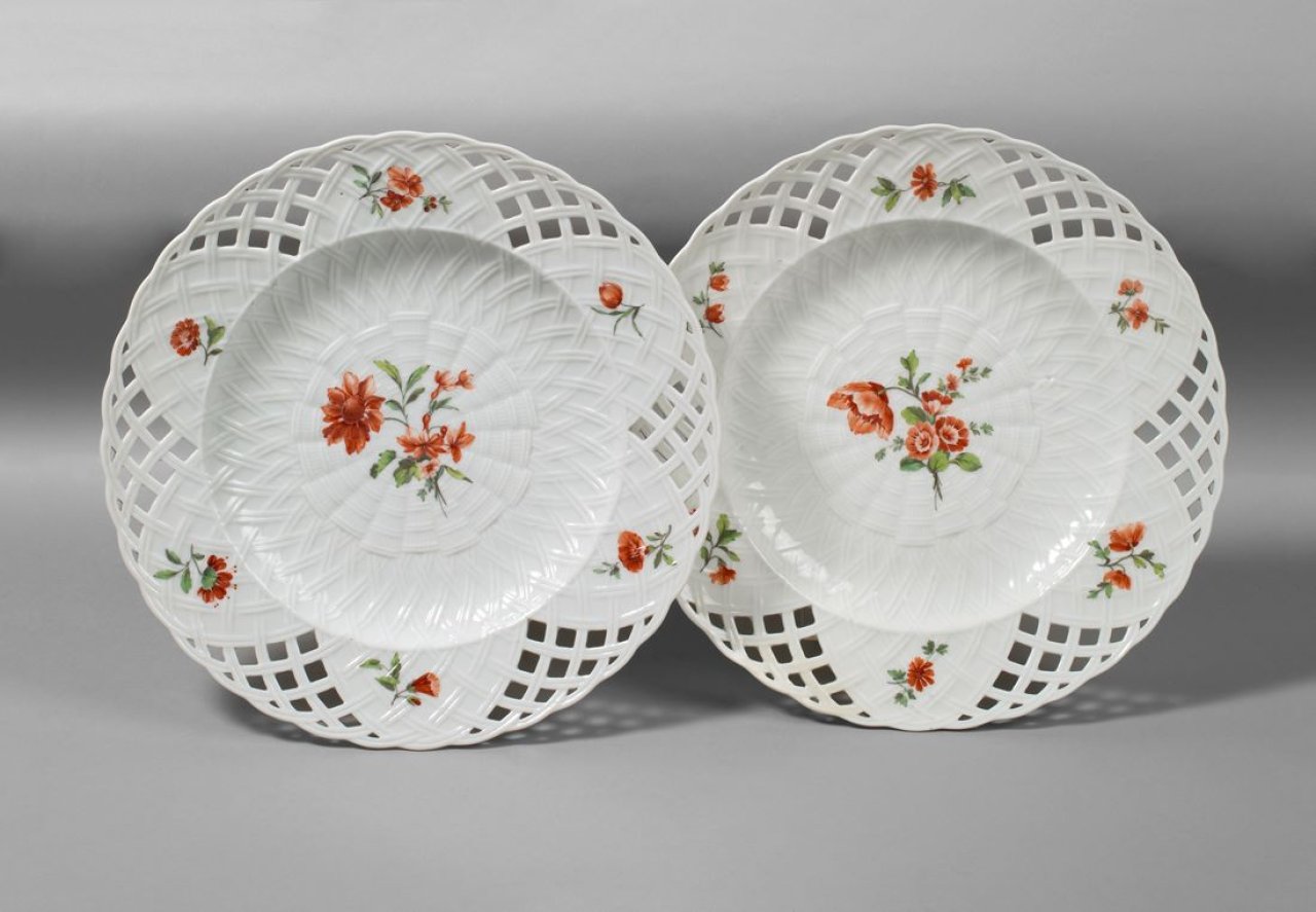 Auf diesem Bild ist das folgende Kunstwerk zu sehen:  KPM Königliche Porzellan-Manufaktur Berlin. Zwei Dessertteller Ozier halb durchbrochen mit Blumenmalerei. Um 1775.