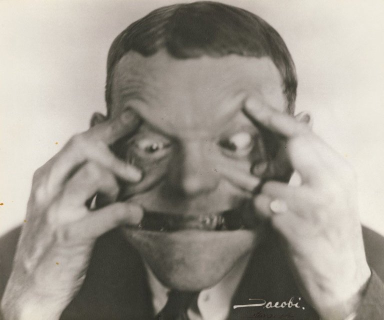 Auf diesem Bild ist das folgende Kunstwerk zu sehen: Lotte Jacobi. „Karl Valentin“. Um 1928.