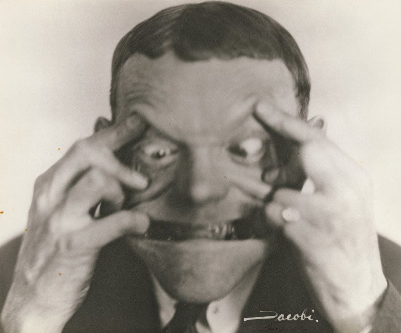 Auf diesem Bild ist das folgende Kunstwerk zu sehen: Lotte Jacobi. „Karl Valentin“. Um 1928.