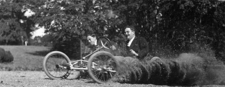 Auf diesem Bild ist das folgende Kunstwerk zu sehen: Jacques Henri Lartigue. Course de Bob (mon voisin Louis Ferrand et mon cousin Jean Haguet), Château de Rouzat. 1911.