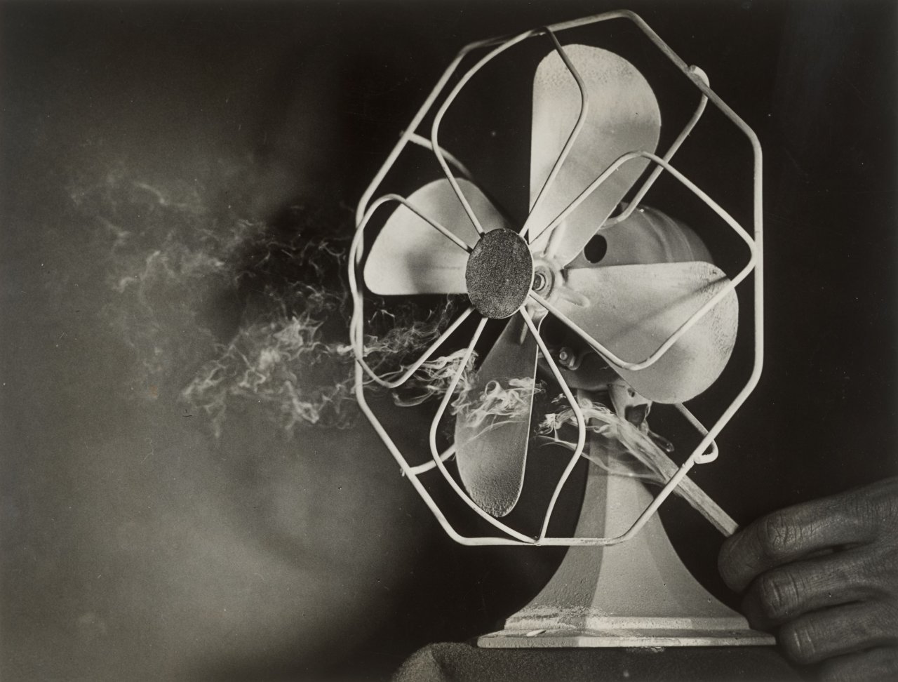 Auf diesem Bild ist das folgende Kunstwerk zu sehen: Harold E. Edgerton. „Fan running at 1800 R.P.M. showing eddies in the smoke“. Um 1934.